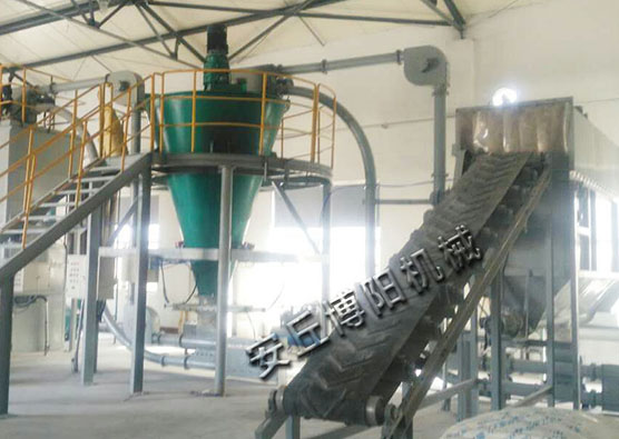 無塵輸送機搭配管鏈輸送機，就解決了車間的揚塵問題