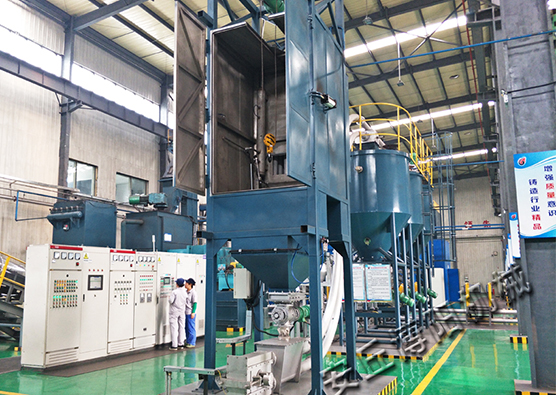 如何保證肥料噸袋拆包機(jī)均勻下料？