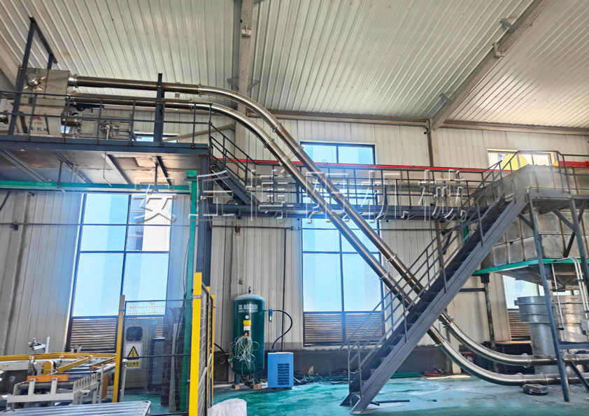 聚乙烯樹脂管鏈輸送機為什么會成為理想輸送設(shè)備？